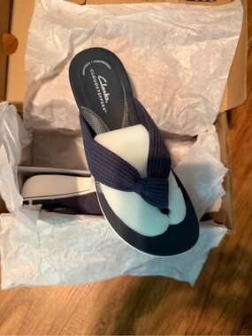 Clarks Navy & White Cloudsteppers Thong Sandals